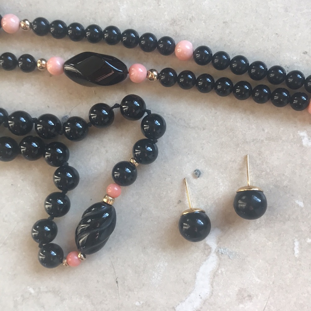 Coral, carved obsidian and gold bead necklace, bracelet, earring set. - Picture 4 of 4